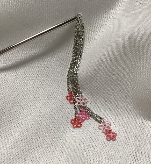 シルクミシン糸で編んだタティングレースの小花が揺れるかんざし 1枚目の画像