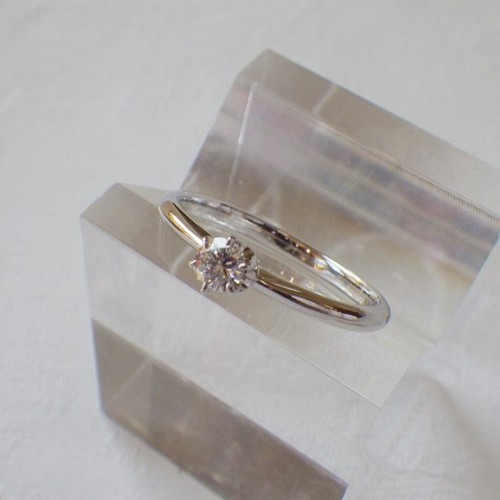 普段使い出来る婚約指輪　Pt900　６本爪ダイヤリング　約０．１ct
