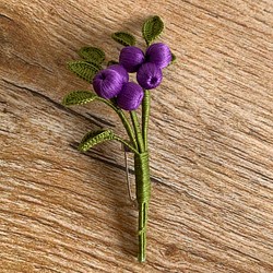 木の実のブローチ（紫） 1枚目の画像