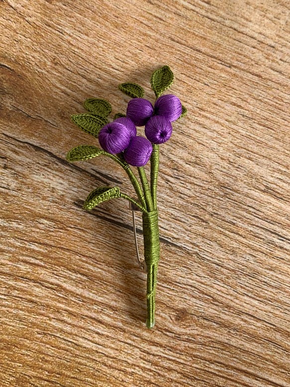 木の実のブローチ（紫） 1枚目の画像