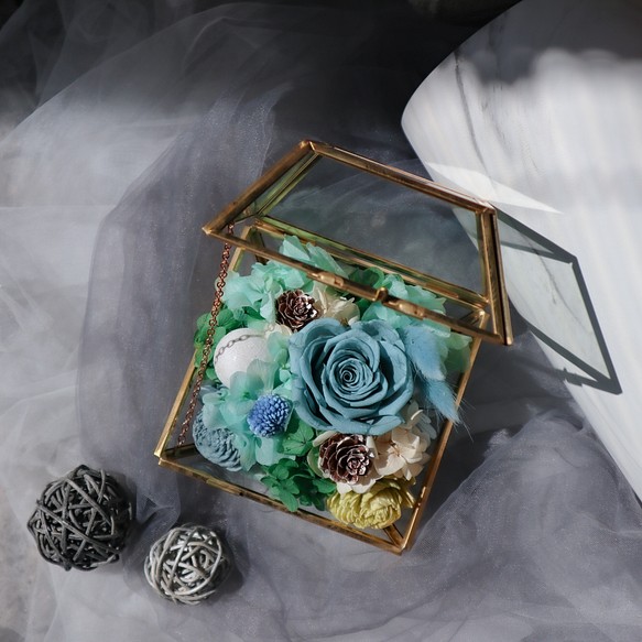 《莫蘭迪霧霾藍永生玫瑰玻璃珠寶盒》 第1張的照片