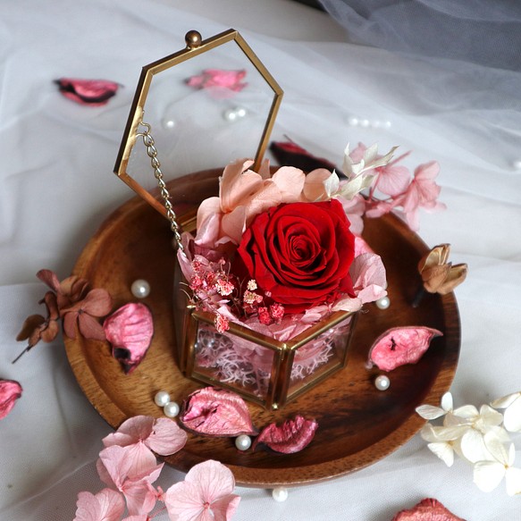 《紅絲絨色永生玫瑰乾燥花玻璃戒指盒》 第1張的照片