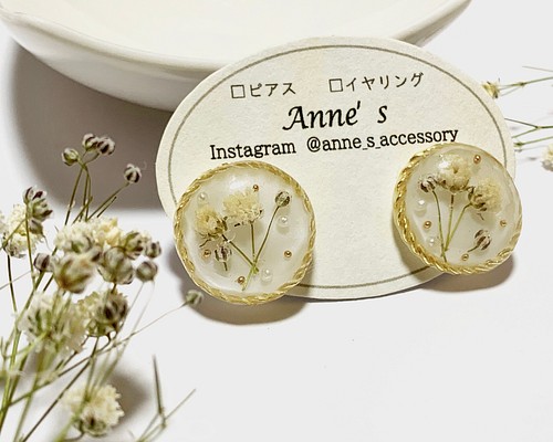 かすみ草のシンプルレジンピアス ピアス（スタッド・一粒） Anne's