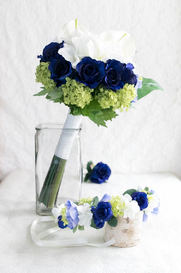 【ウェディングブーケ】青いバラと白いアンスリウムの洗練クラッチブーケ・ブート二ア・花冠３点セット（ST0022） 1枚目の画像
