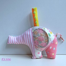 ガーゼのガラガラおもちゃ・マスコット人形・ぞうさん（ピンク系D） 1枚目の画像