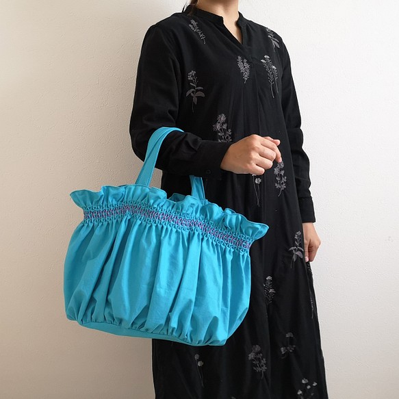【大容量】スモッキング刺繍の大きなトートバッグ ｰCARRYiN turquoise ｰ 1枚目の画像