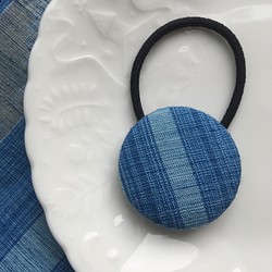 草木染め手織り絹織物のヘアゴム-藍染めの青 1枚目の画像