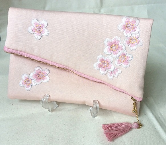 桜　手刺繍　手縫いのクラッチバッグ　桜色 1枚目の画像