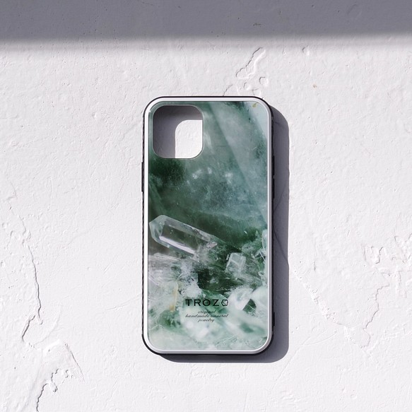 No. 019 鉱物原石 iPhone スマホケース Green Phantom Quartz 【強化ガラス製】 1枚目の画像