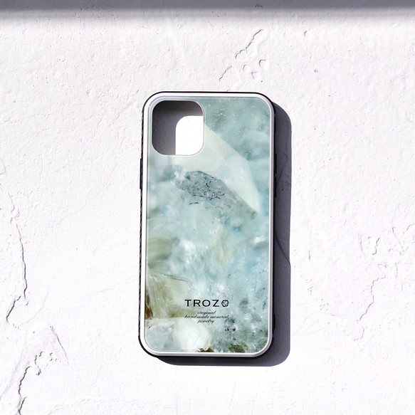 No. 020 鉱物原石 iPhone スマホケース Aquamarine / アクアマリン 【強化ガラス製】 1枚目の画像