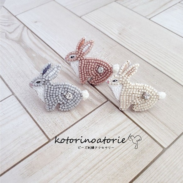 ビーズ刺繍♡座る うさぎブローチ ブローチ kotorinoatorie 通販