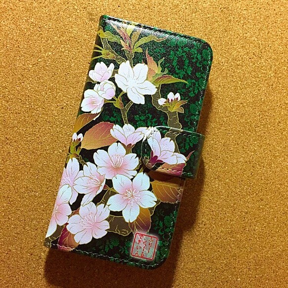 美しい桜  和柄 艶やか スマホカバー 全機種対応 スマホケース 手帳型ケース 黒ベース 緑 4 カメラ穴加工あり 1枚目の画像