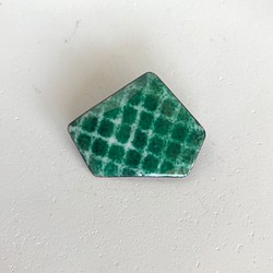 七宝焼きブローチ　多角形　緑の格子 1枚目の画像