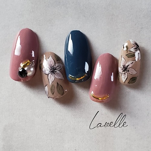 ジェルネイル フラワーネイル ネイビー ピンクベージュ ネイルチップ ネイルチップ ネイルシール Lavelle Nail 通販 Creema クリーマ ハンドメイド 手作り クラフト作品の販売サイト