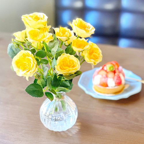 Happy Yellow Rose 水換えなしのずっと綺麗なお花の花瓶付きフラワー フラワー リース シアレス Thirlays 通販 Creema クリーマ ハンドメイド 手作り クラフト作品の販売サイト