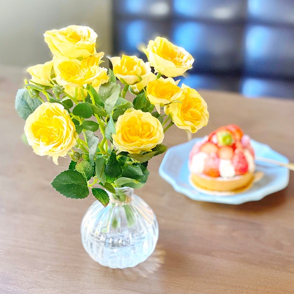 Happy Yellow Rose 水換えなしのずっと綺麗なお花の花瓶付きフラワー フラワー リース シアレス Thirlays 通販 Creema クリーマ ハンドメイド 手作り クラフト作品の販売サイト