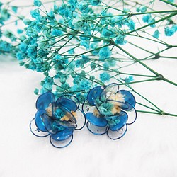 【樹脂貼耳耳環】耳畔綻放的花(小)-青 第1張的照片