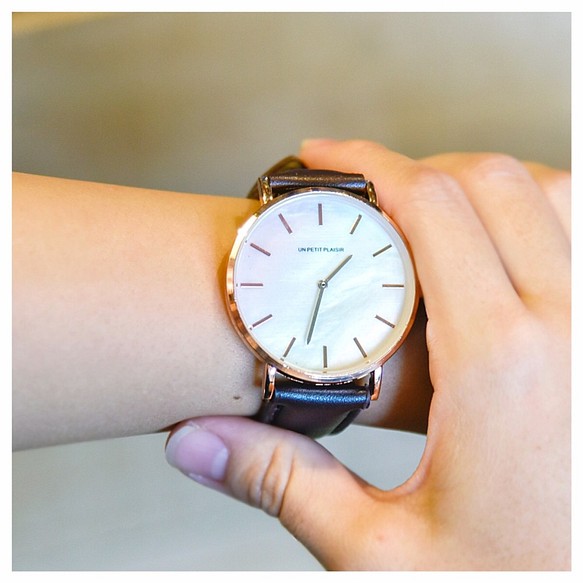 パールホワイトが可愛い 腕時計 シンプル ブラウン レディース レザー 母の日ファッション 腕時計 Upp 通販 Creema クリーマ ハンドメイド 手作り クラフト作品の販売サイト