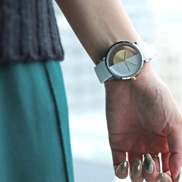 スケルトンデザインがおしゃれ 腕時計 ホワイト レディース メンズ ラバーベルト 腕時計 Upp 通販 Creema クリーマ ハンドメイド 手作り クラフト作品の販売サイト