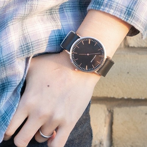 流行りに左右されないシンプルデザイン 腕時計 ｎａｔｏベルト ブラック ブラック メンズ レディース レザー 腕時計 Upp 通販 Creema クリーマ ハンドメイド 手作り クラフト作品の販売サイト