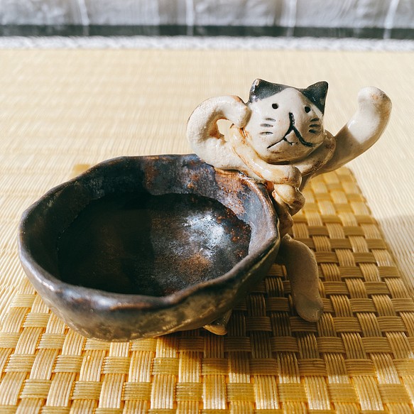 【父の日プレゼント】ネジネジマフラーな猫又の金杯お猪口 妖怪陶器 1枚目の画像