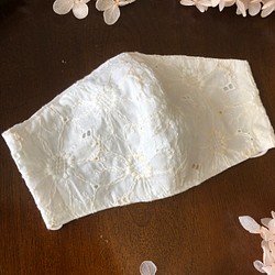 シルクとマーガレットの刺繍レース　立体マスク　オフホワイト　白 1枚目の画像