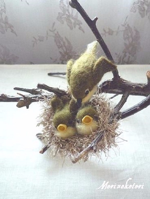 羊毛フェルトの鳥 メジロの親子（巣付き） 羊毛フェルト 森のことり