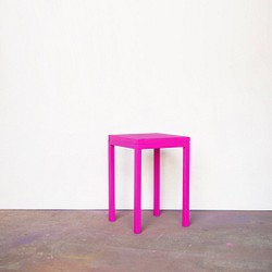 方凳鮮豔的粉紅色 第1張的照片