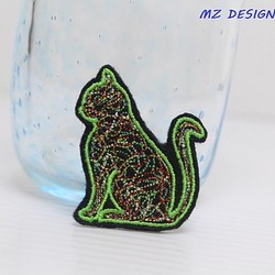 　MZ　ＤＥＳＩＧＮ　猫のステッチ刺繍（グリーン）ブローチ 1枚目の画像