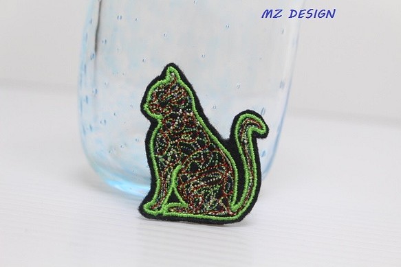 　MZ　ＤＥＳＩＧＮ　猫のステッチ刺繍（グリーン）ブローチ 1枚目の画像