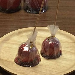 特別価格　りんご飴（塩化ビニル製）まっすぐ　2020年版　食品サンプル　フェイクフード　かわいい　屋台　お祭り　姫りんご 1枚目の画像