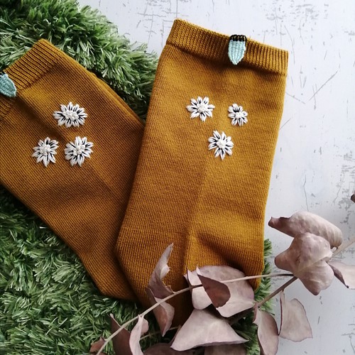 手刺繍靴下 ミディアムショート 可憐に咲く花 靴下 タイツ 手刺繍hitototori 通販 Creema クリーマ ハンドメイド 手作り クラフト作品の販売サイト