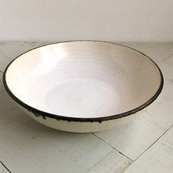 《白い器》鉢皿・カレー皿　Φ17.0cm（黒金／チタン釉）［F-08] 1枚目の画像