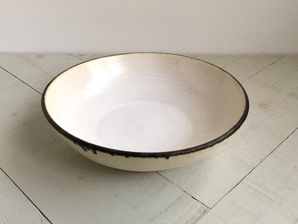 《白い器》鉢皿・カレー皿　Φ17.0cm（黒金／チタン釉）［F-08] 1枚目の画像