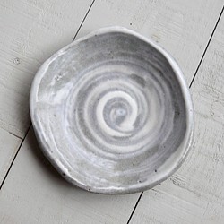 《白化粧器》鉢皿　Φ10.6cm（灰釉）[V-02] 1枚目の画像