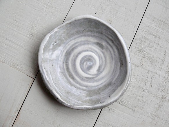 《白化粧器》鉢皿　Φ10.6cm（灰釉）[V-02] 1枚目の画像