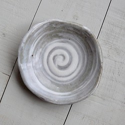 《白化粧器》鉢皿　Φ10.3cm（灰釉）[V-04] 1枚目の画像