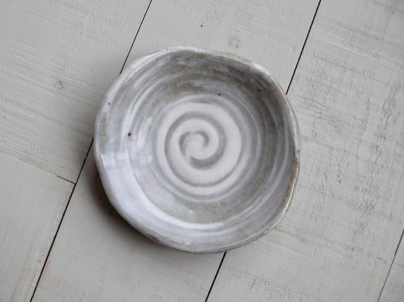 《白化粧器》鉢皿　Φ10.3cm（灰釉）[V-04] 1枚目の画像