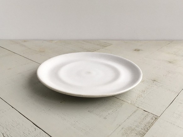 《白マット器》リム・皿　Φ13.3cm（白マット釉／貫入）［W-13] 1枚目の画像
