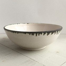 《白い器》鉢皿・カレー　Φ15.7cm（黒金／チタン釉）［F-17] 1枚目の画像