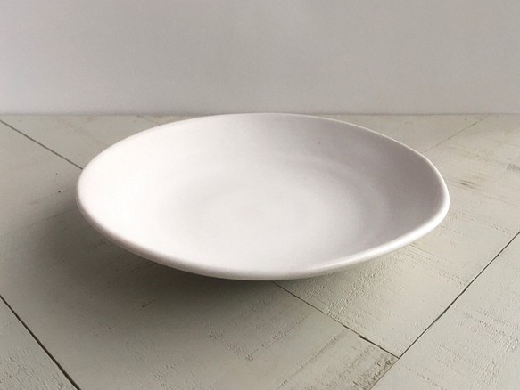 《白マット器》鉢皿　Φ17.1cm（白マット釉／貫入）波　ウェーブ［W-25] 1枚目の画像