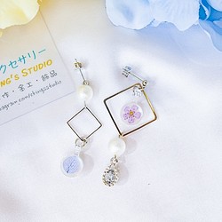 【現貨】「Jo」-不對稱造型真花珍珠垂墜式耳環（紫色小花款） 第1張的照片