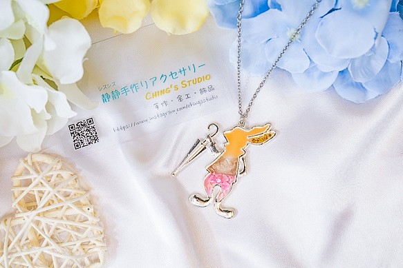 【現貨】「兔子公爵」-拼貼彩色貝殼水鑽兔子造型項鍊（粉橘色兔子款） 第1張的照片