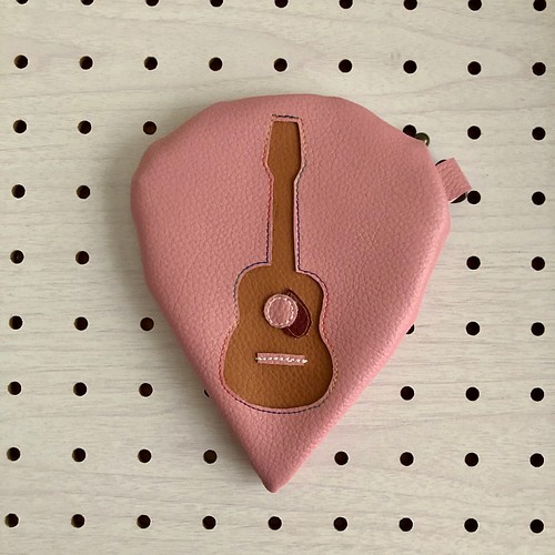 ギターピック型ポーチ アコースティックギター Color ピンク2 ポーチ Olive 1000 通販 Creema クリーマ ハンドメイド 手作り クラフト作品の販売サイト