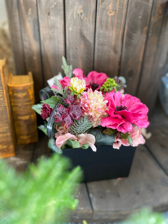 送料無料≉造花のアレンジBOX　ピンク　≉贈りものにも。ご自宅用にも素敵！ 1枚目の画像