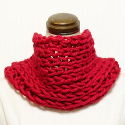 【冬物限定セール】 日本製毛糸ジャンボメリノ 首すっぽり手編みスヌード 鮮やかな赤い紅色 1枚目の画像