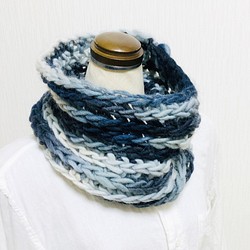 日本製毛糸 ウール100％ 白夜のグラデーションスヌード 白とブルーとネイビーの寒色系 1枚目の画像