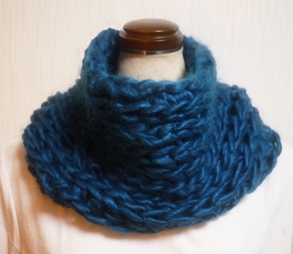 【冬物限定セール】インディゴブルーの首すっぽりスヌード メリヤス編みとガーター編みのリバーシブル 1枚目の画像