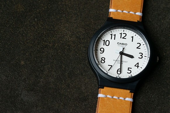 （受注生産）シンプルで軽い時計チプカシとヌメ革手縫いのベルト プエブロ イエロー　 1枚目の画像