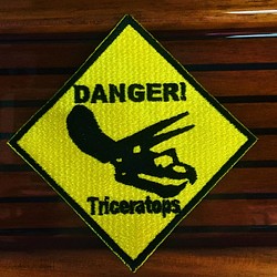 DANGER！トリケラトプス　刺繍ワッペン 1枚目の画像